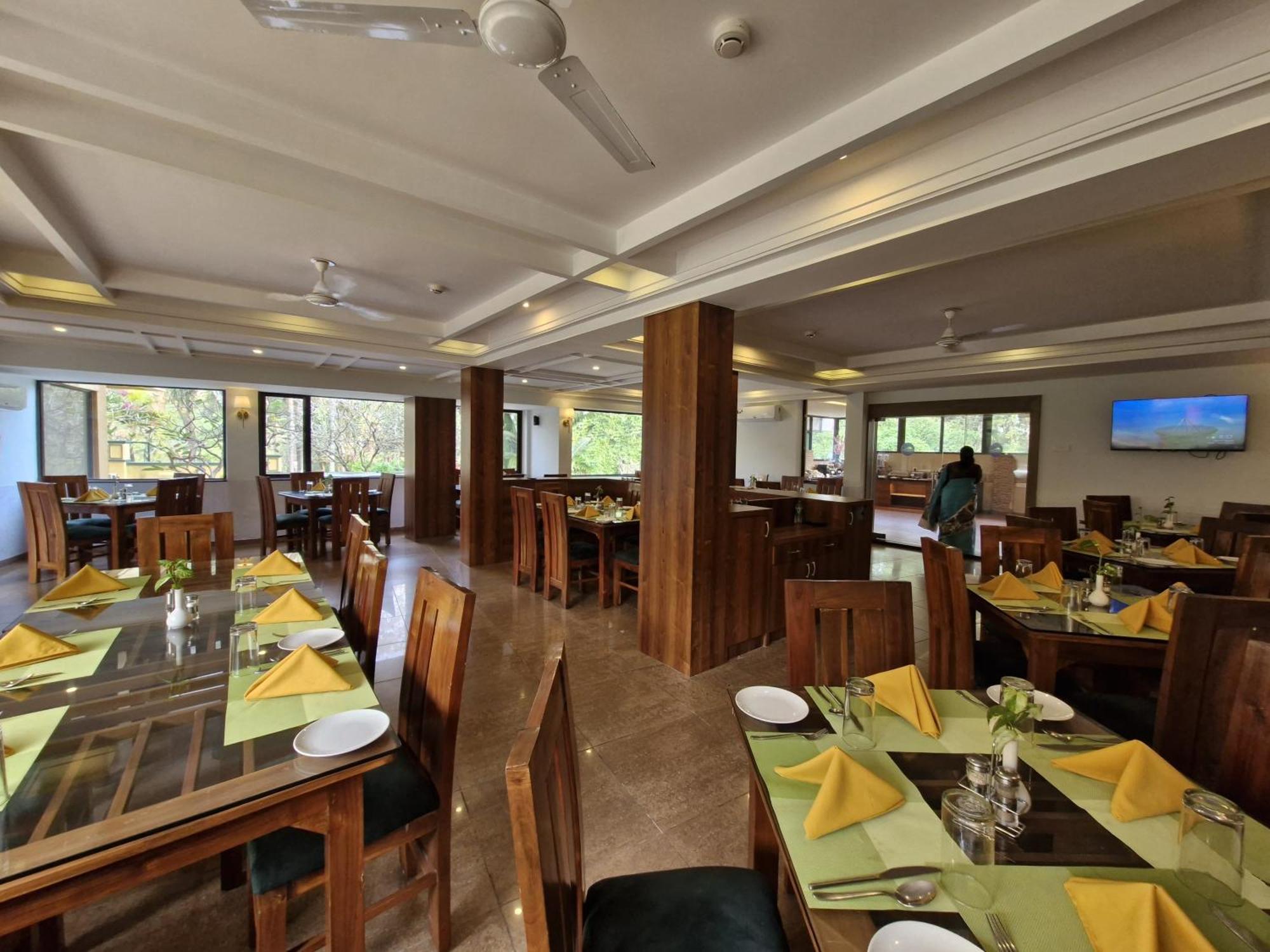 Golden Landmark Green Valley Beach Resort Дона Паула Екстериор снимка