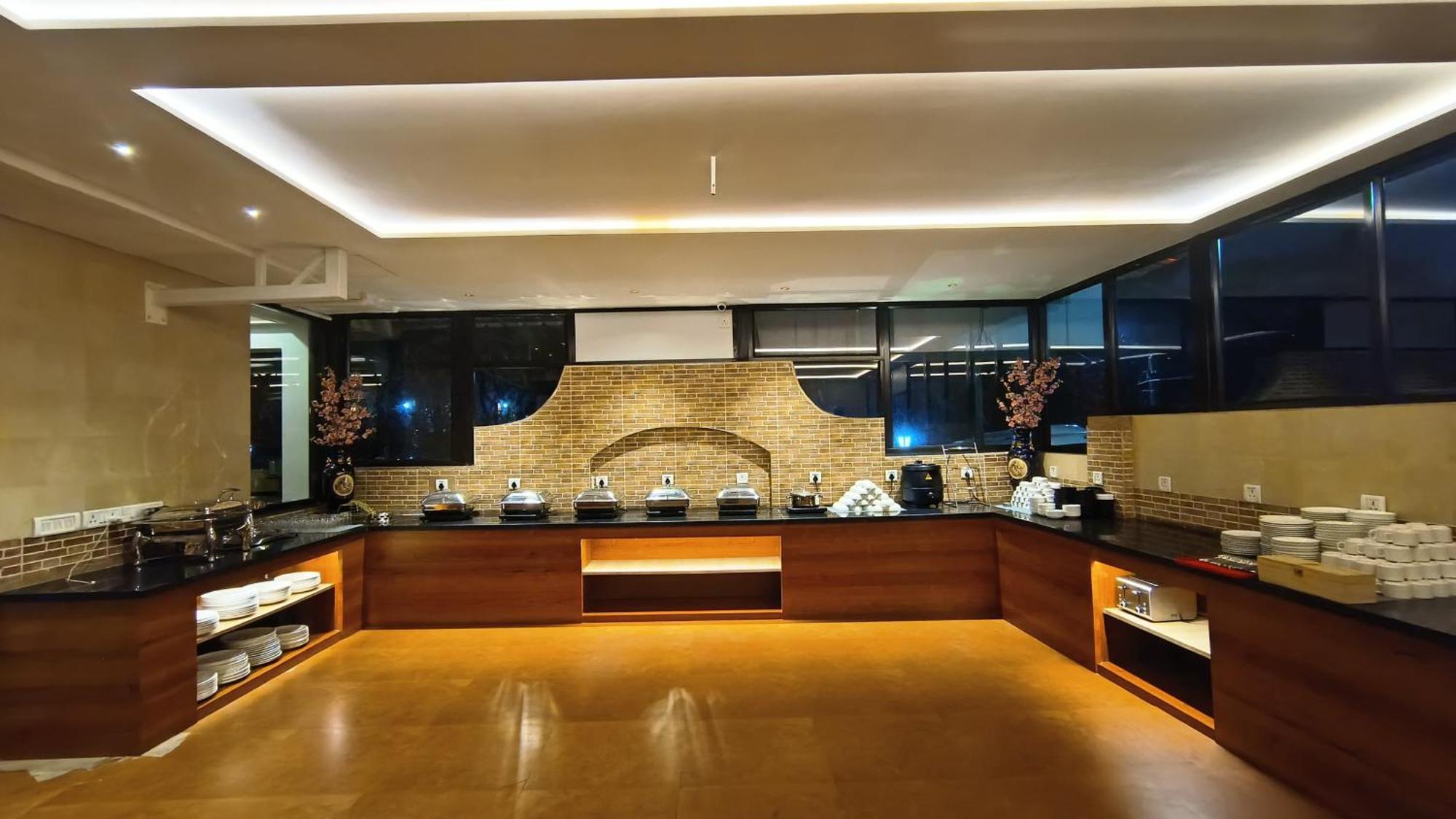Golden Landmark Green Valley Beach Resort Дона Паула Екстериор снимка